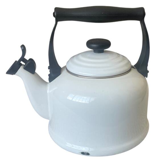 Le Creuset 2.1 Litre/2.2 Quart White/Ivory Tea Pot - Picture 1 of 16
